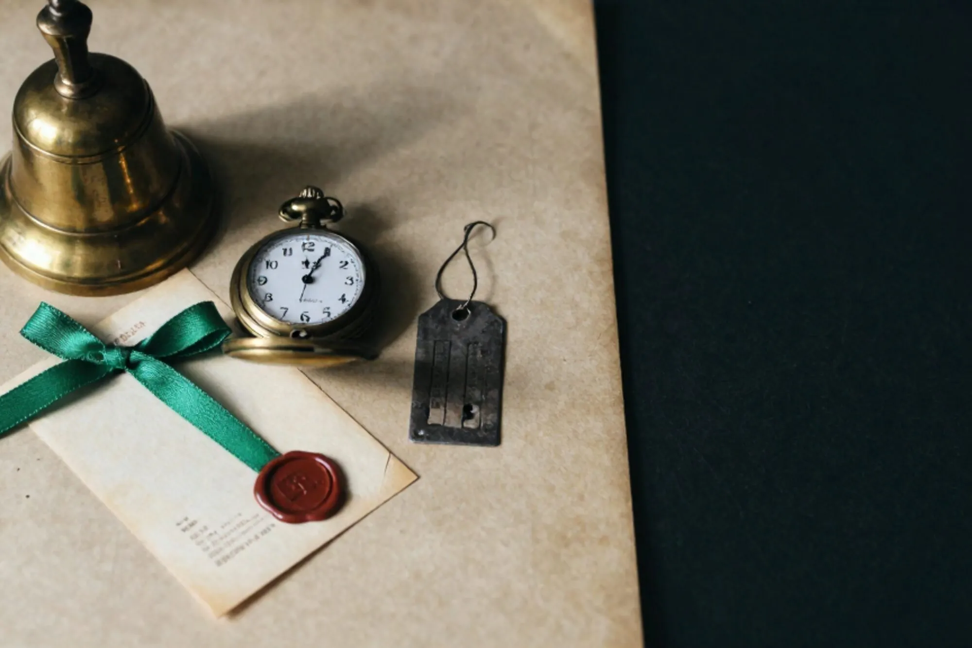 Messing belletje, gevouwen telegram met groen lint, zakhorloge op 2:14, ijzeren label, rode lakzegel op ivoren vloeiblad.